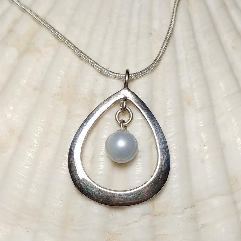 Tear drop pearl pendant